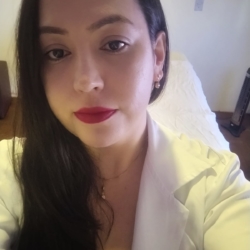 Libera tu cuerpo, despierta tu placer...
¿Cargas con el estrés del día a día? Permíteme desnudarte de tensiones y llevarte a un estado de relajación profunda que nunca has experimentado.
El Inicio: Comenzamos con un Masaje Descontracturante intenso, localizando esos nudos de estrés para liberar tu espalda y cuello.
La Transición: Pasamos a un Masaje Relajante con aceites tibios, preparando tu piel para lo que viene.
El Clímax: Una vez que tu cuerpo está suelto, nos sumergimos en la sensualidad del Masaje Body y Tantrico. Un recorrido piel a piel, lento y provocativo, donde mi cuerpo se desliza sobre el tuyo para despertar cada una de tus terminaciones nerviosas.
Un encuentro sin prisas, donde el dolor se convierte en placer.